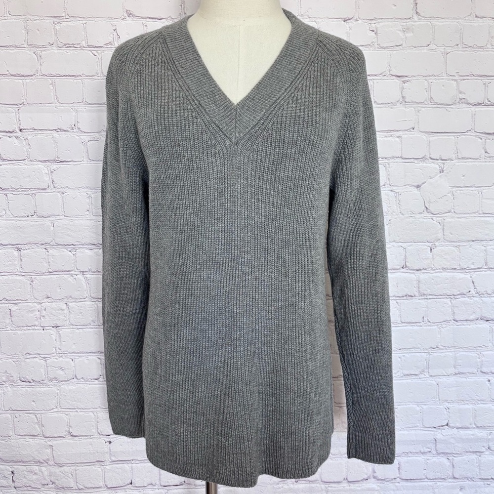 BANANA REPUBLIC Long Sleeve Gray V-Neck Knit Sweater--EUC--S
